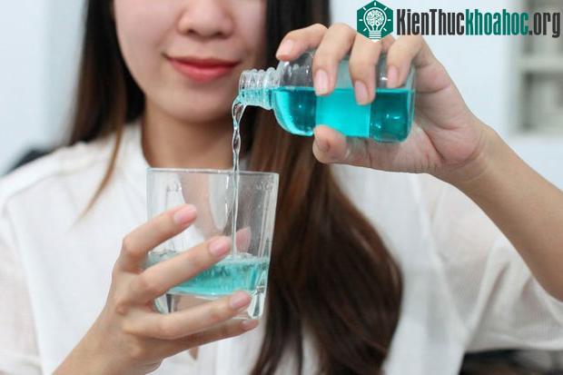 Súc miệng sau bữa ăn cũng là cách làm giảm hôi miệng hiệu quả.