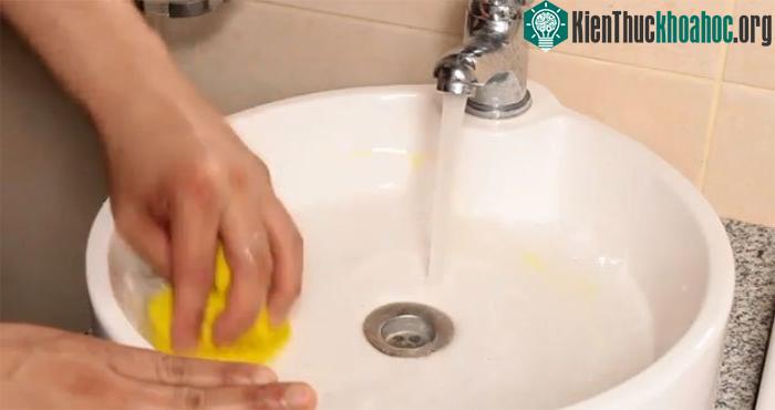 Vệ sinh nhà vệ sinh, bồn cầu, bồn rửa tay, tay nắm cửa...