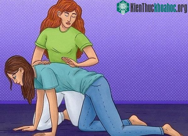 Vỗ nhẹ vào lưng giúp đẩy đờm ra khỏi phổi dễ hơn.