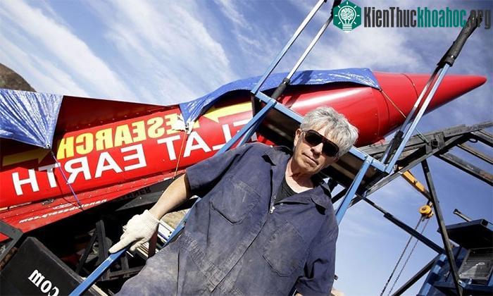 Mike Hughes bên mẫu tên lửa tự chế.