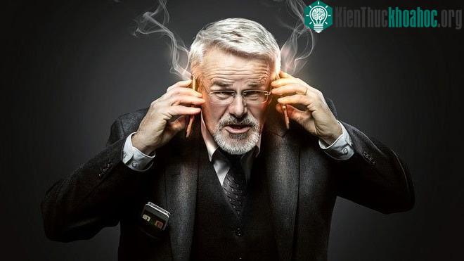 Điện thoại sẽ nóng lên đáng kể khi sử dụng sạc không dây. (Ảnh: Shutterstock).