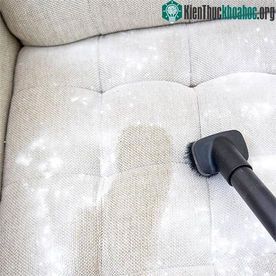 Dùng máy hút bụi và baking soda vừa làm sạch bụi bẩn lại còn vừa làm mới.