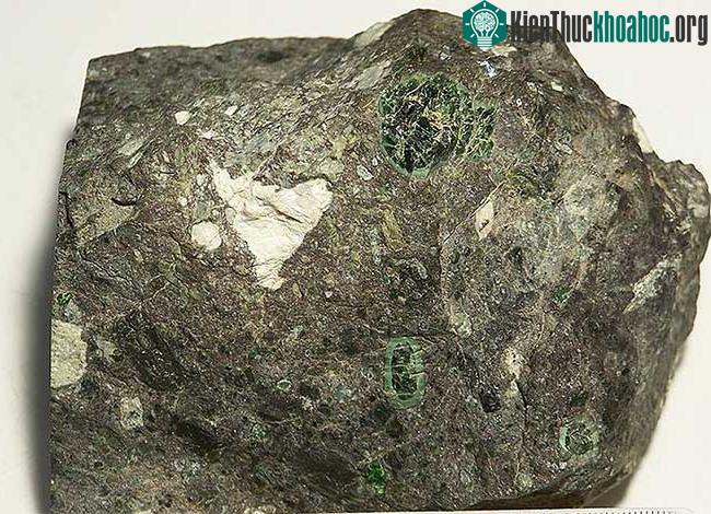 Khi núi lửa phun trào (kiểu phun trào đá núi lửa kali), kim cương được đưa lên mặt đất. Lần gần nhất núi lửa phun trào theo kiểu như vậy đã xảy ra cách đây khoảng 100 triệu năm, dưới đây là hình ản...