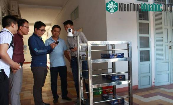 Nhóm chế tạo cùng các giảng viên khoa Cơ khí chạy thử robot