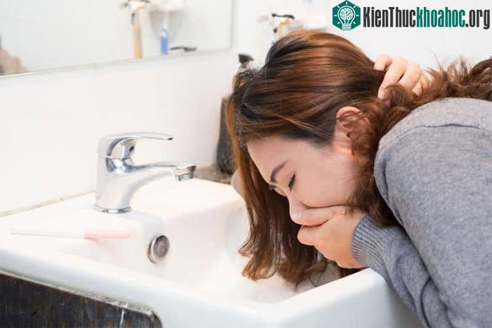 Buồn nôn là tác dụng phụ thường gặp của thuốc kháng sinh.