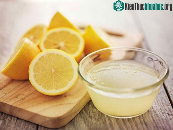 Nước cốt chanh chứa vitamin C và thành phần axit, có khả năng diệt vi khuẩn, virus.