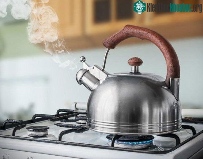 Khi nước đạt đến nhiệt độ 100 o C thì nước sẽ chuyển thể. (Ảnh: MysTown.com).