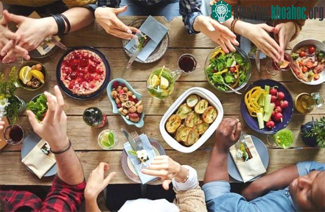 Việc bạn ăn cùng với một người khác cũng có thể kích thích bạn ăn nhiều hơn mà không hay biết.