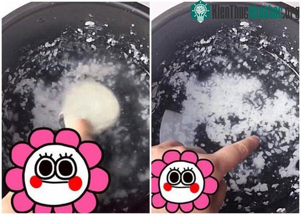 Những chấm nhỏ trên muôi xới cơm có tác dụng vào lúc này nè.