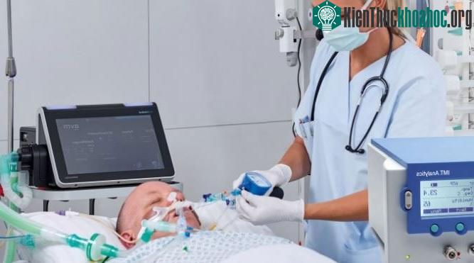 Bệnh nhân đang sử dụng máy thở xâm lấn