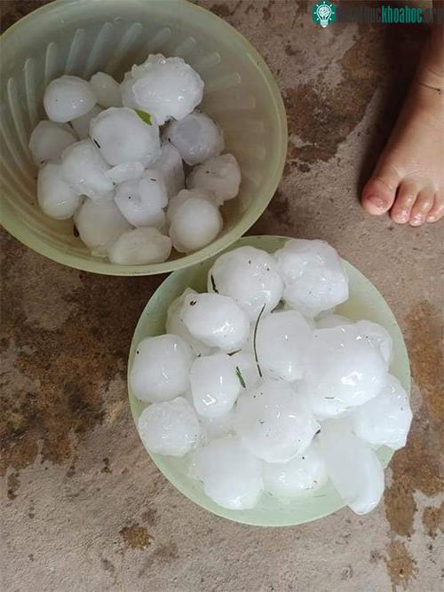 Những viên đá to như quả trứng cút.