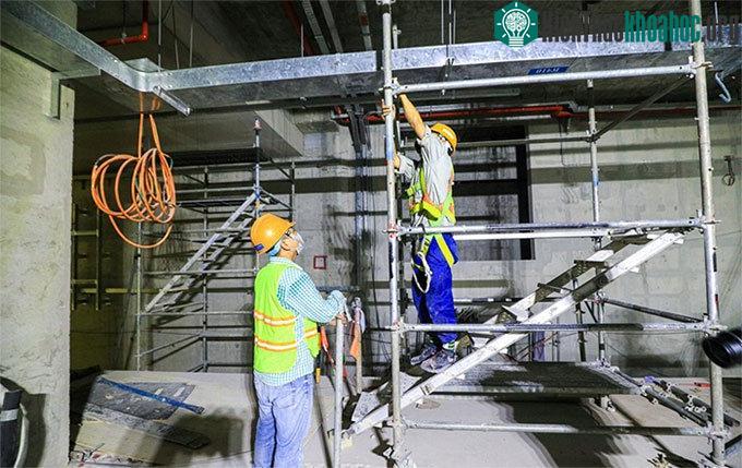 Thi công, lắp đặt hệ thống cơ điện tại tầng B2.