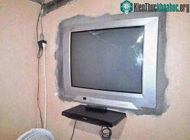 Sao phải mua giá đỡ TV trong khi chúng ta có... xi măng!?