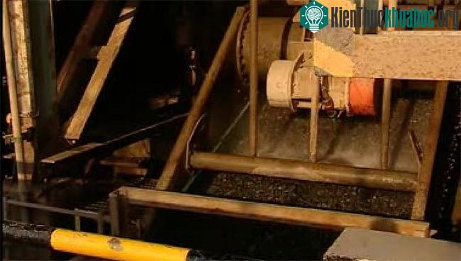 Bởi vì kim cương không tan trong nước và có khả năng dính sát cao với tất cả các chất nhờn, quặng lẫn kim cương được đưa qua một đai mỡ hoặc đã được bôi dầu nhờn để kim cương bám lại. Người ta cũng...