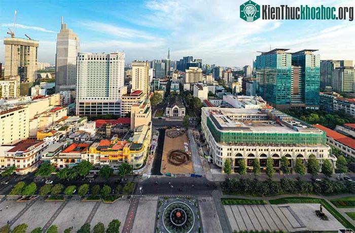 Toàn cảnh khu vực ga ngầm Nhà hát thành phố nhìn từ trên cao.