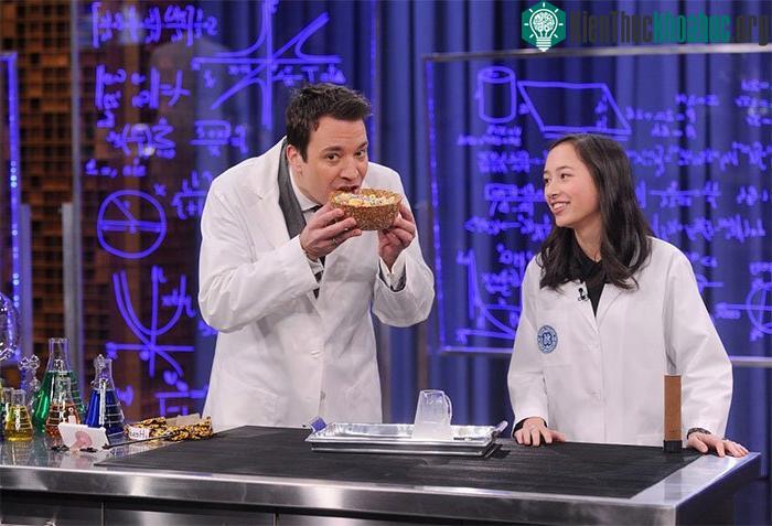 Andini Makosinski cùng MC Jimmy Fallon. (Ảnh: Gatty Images North America).