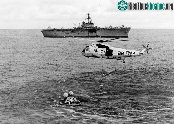 Trực thăng Hải quân Mỹ cùng tàu chiến đến hộ tống, đưa các phi hành gia về đất liền.