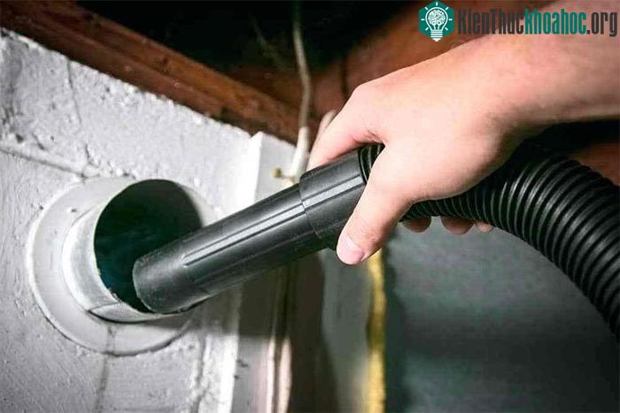 Máy hút bụi có thể làm sạch mảng bám vào dây điện, tụ kích tủ lạnh để giúp máy hoạt động tốt hơn.
