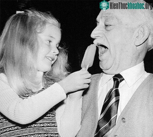 Frank Epperson lúc về già bên cạnh phát minh tình cờ của mình. (Ảnh: Getty Images).