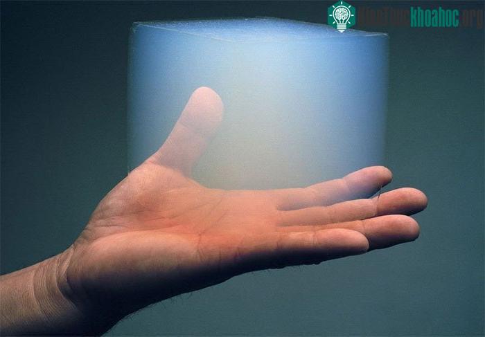 Aerogel lần đầu tiên được Samuel Stephens Kistler tạo ra vào năm 1931, kết quả của vụ đặt cược với Charles Learned về việc ai có thể thay thế chất lỏng trong "thạch" bằng chất khí mà khôn...