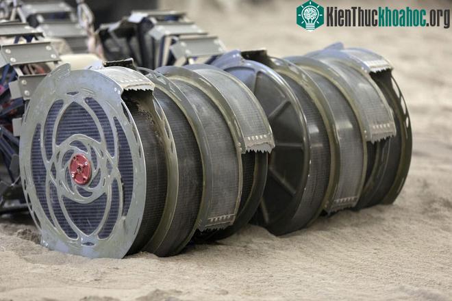 Robot sẽ đào theo các hướng đối nhau để cân bằng lực đào và giúp việc đào xới dễ dàng hơn.