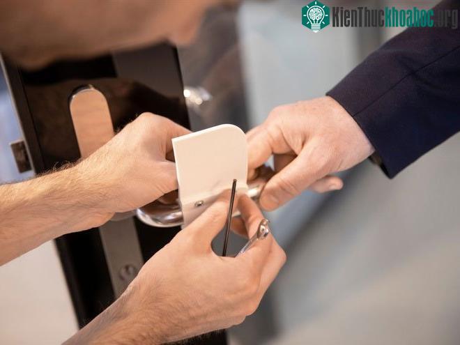 Người dùng chỉ cần cố định các mảnh gắn trên tay nắm bằng 4 chiếc ốc vít.