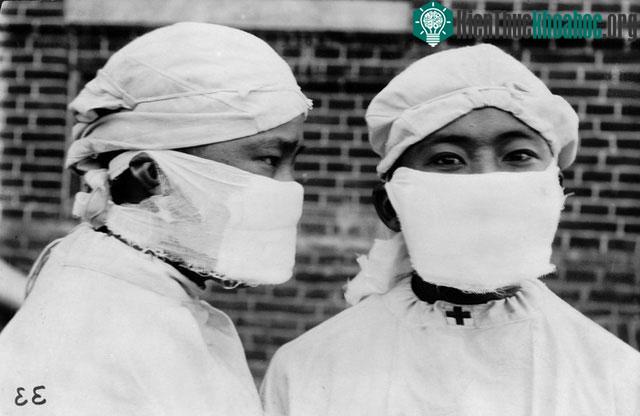 Các nhân viên y tế với khẩu trang chống dịch trong việc bùng phát bệnh viêm phổi tại Mãn Châu