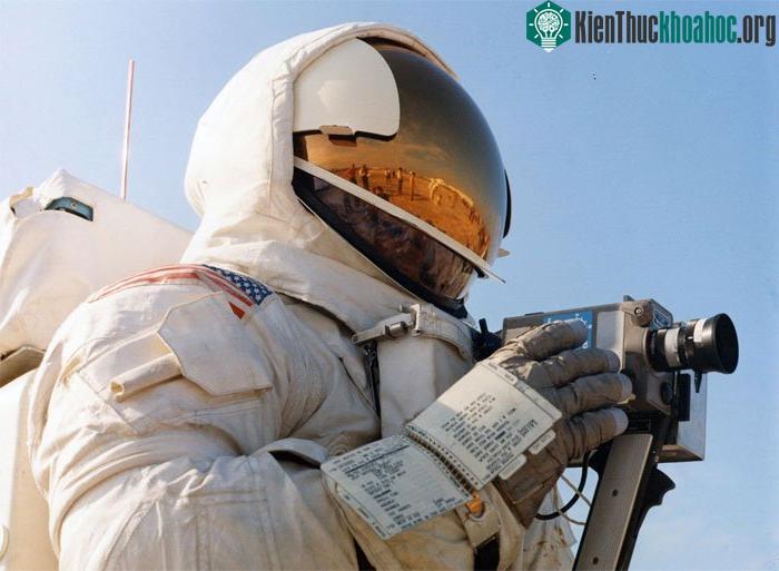 Kế hoạch đổ bộ Mặt trăng của Apollo 13 đã phải hủy bỏ sau khi tàu gặp phải sự cố.