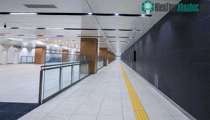 Tầng B1 gồm sảnh đợi, máy bán vé, cổng thu phí tự động…