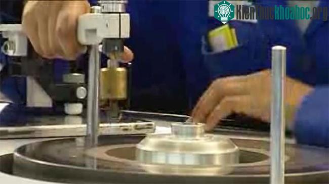 Mỗi hòn đá được kiểm tra bằng kính hiển vi để biết được độ trong suốt.