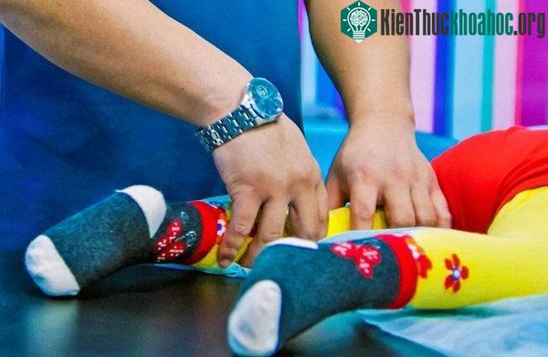 Vì sao trẻ thường đi bằng mũi chân? ảnh 3