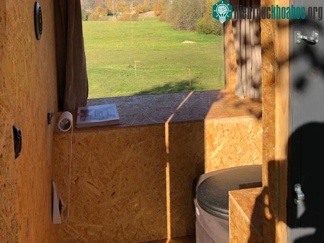 Bên trong, nó giống như bất kỳ nhà vệ sinh theo phương pháp tự hoại (Composting toilet) điển hình.