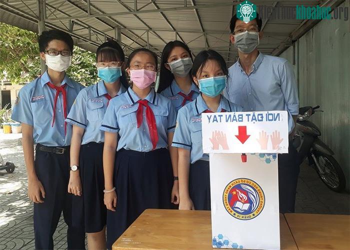 Thầy và trò Trường THCS Cách Mạng Tháng Tám với sản phẩm máy phun sát khuẩn tự động