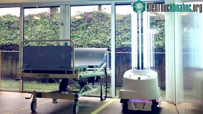 Robot diệt khuẩn, khử trùng bệnh viện.
