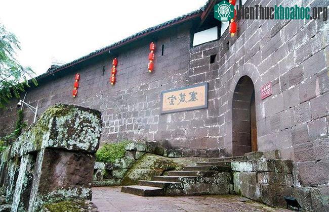 Toàn bộ dinh thự đều kín mít, chỉ có duy nhất là một cánh cổng ở phía bắc.
