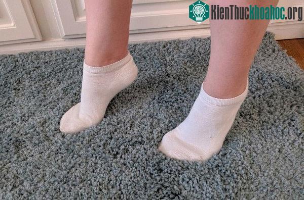 Vì sao trẻ thường đi bằng mũi chân? ảnh 4
