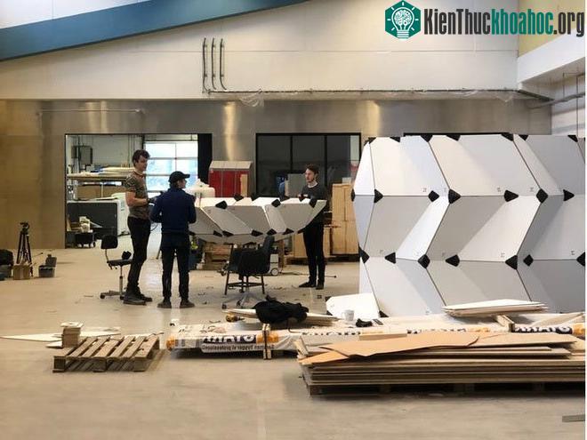 Ngôi nhà cũng được trang bị một hệ thống kỹ thuật số vận hành bằng trí tuệ nhân tạo