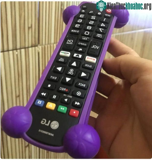 Ông tôi đã lấy ốp điện thoại để nhét cái điều khiển TV vào