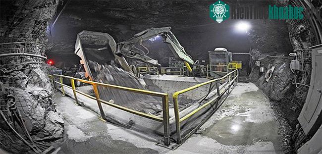 Trong khai thác kim cương, hoạt động khai thác dưới lòng đất phức tạp nhất . Phương thức khai thác loại này sẽ được sử dụng dựa trên tính toán về bản chất, hình dạng và kích cỡ của kho kimberlit.