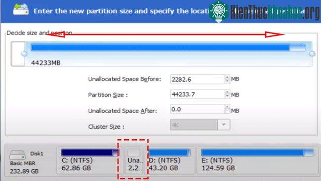Kéo thanh dung lượng của ổ D để tạo ra một vùng ổ đĩa trống (Unallowcated Space), sau đó nhấn OK