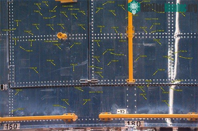 Những mẩu rác vũ trụ nhỏ va chạm với bề mặt của Kính thiên văn Không gian Hubble.