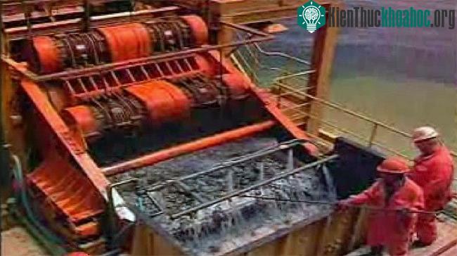 Trong phương pháp khai thác ngang, thợ lặn dùng dụng cụ dò tìm mặt đáy biển để mang kim cương lên mặt nước. Trong phương pháp khai thác dọc, người ta dùng máy khoan cỡ lớn để tìm kiếm ở độ sâu hơn ...