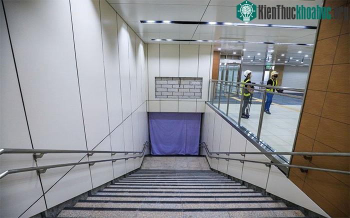 Lối thang bộ dẫn xuống tầng B2 để đến nơi tàu dừng, đỗ và đón trả hành khách.