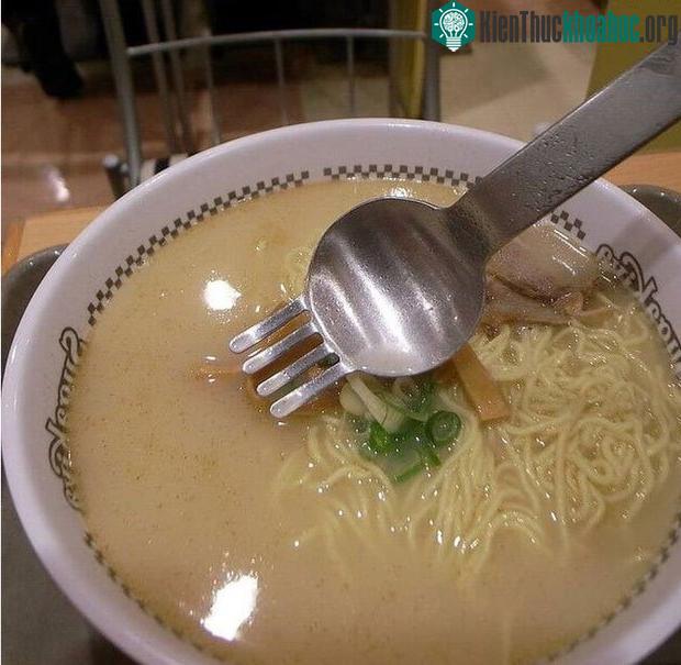 Cách ăn mỳ của người đi trước thời đại!