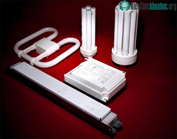 Tùy thuộc vào loại chất phát quang, ánh sáng có thể là màu trắng tinh khiết hoặc&nbsp;“màu lạnh”&nbsp;