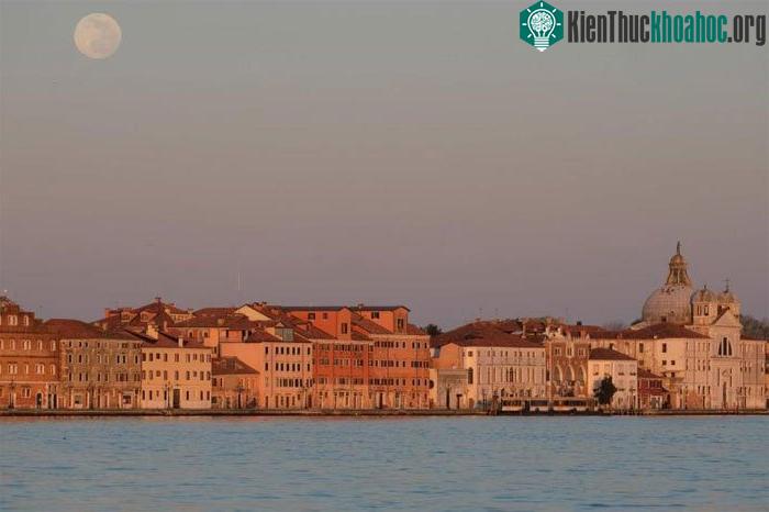 Siêu trăng quan sát từ thành phố Venice, Italy.