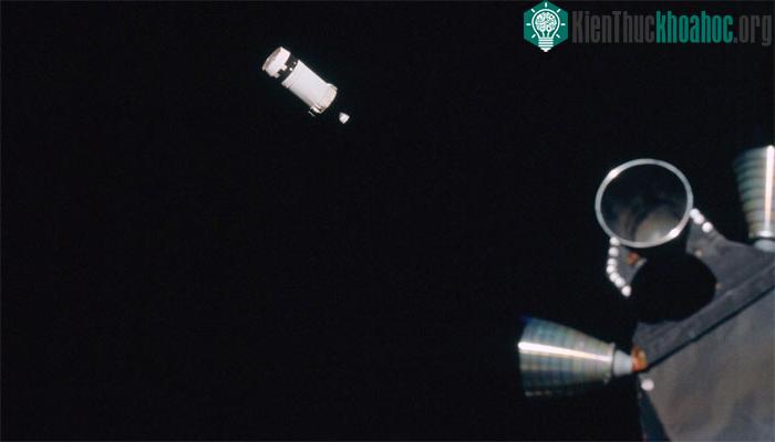 Một phần tên lửa Saturn V rocket được nhìn thấy từ cửa sổ của Apollo 13.