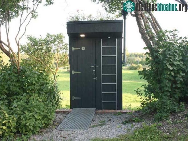 Lauzis là người thuần chay, vì vậy ông đã thiết kế nhà vệ sinh như một cách để tránh sử dụng phân bón từ động vật.
