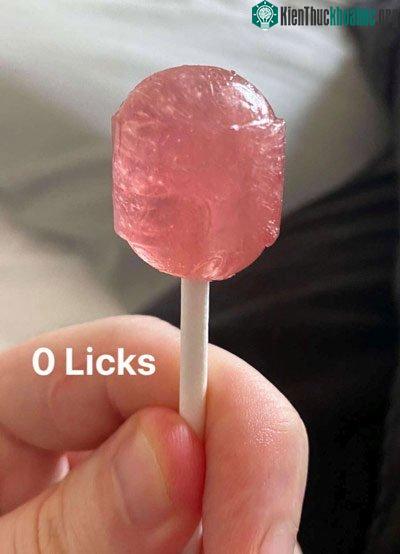 &nbsp;Cây kẹo mút vị dâu Chupa Chups nguyên vẹn khi chưa liếm phát nào.