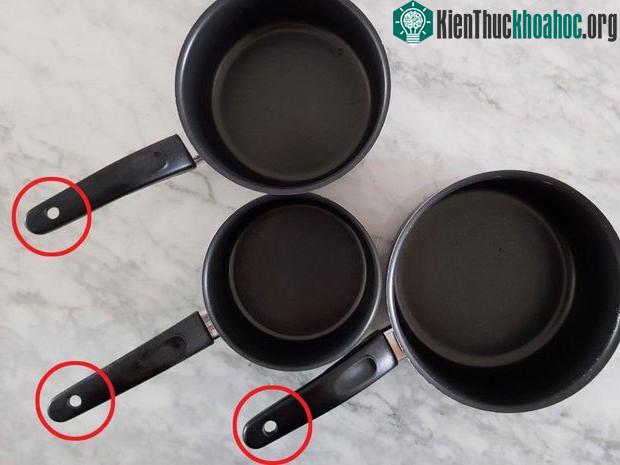 Chiếc lỗ trên cán chảo